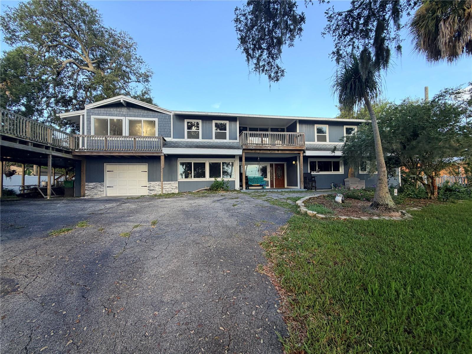 318 N Riverside Dr — photo