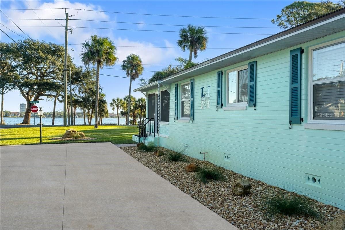 1146 Riverside Dr — photo
