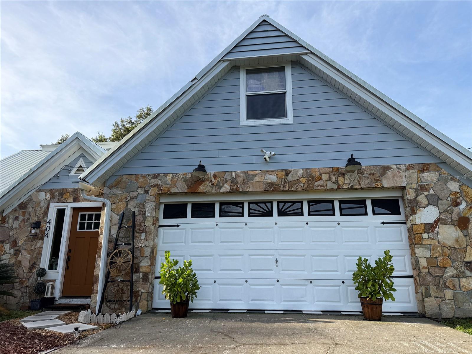 404 E Welch Rd — photo