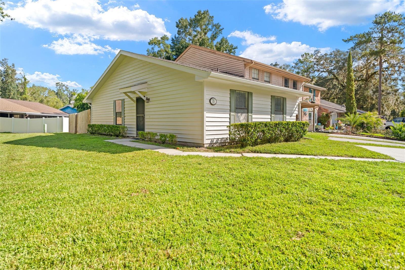 828 Village Dr — photo