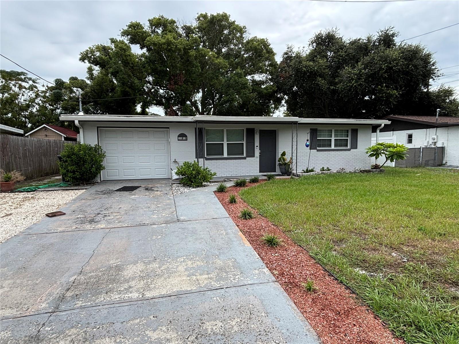11010 Hassle Ave — photo