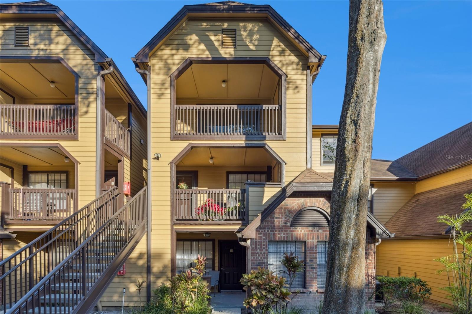 415 Lakepointe Drive 103 — photo