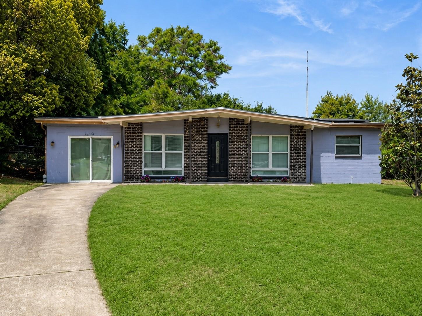 6204 Oakcrest Circle — photo