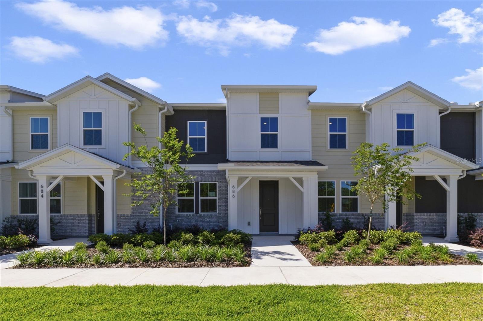686 Lola Lane — photo