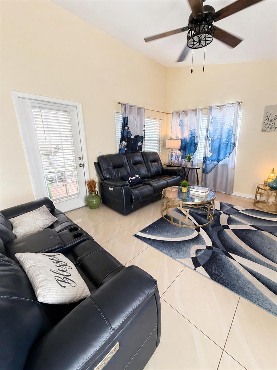 Home in ORLANDO, FL 32818 — photo 2
