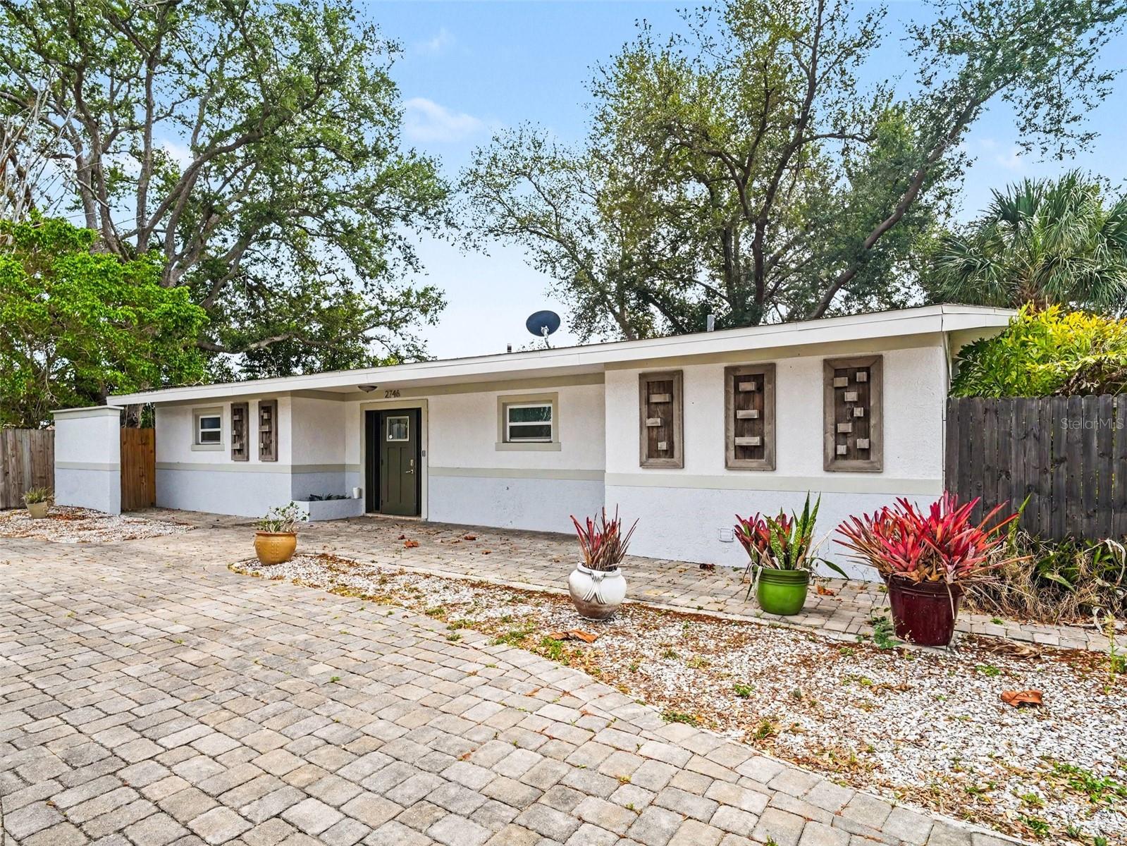 2746 Hibiscus Street — photo