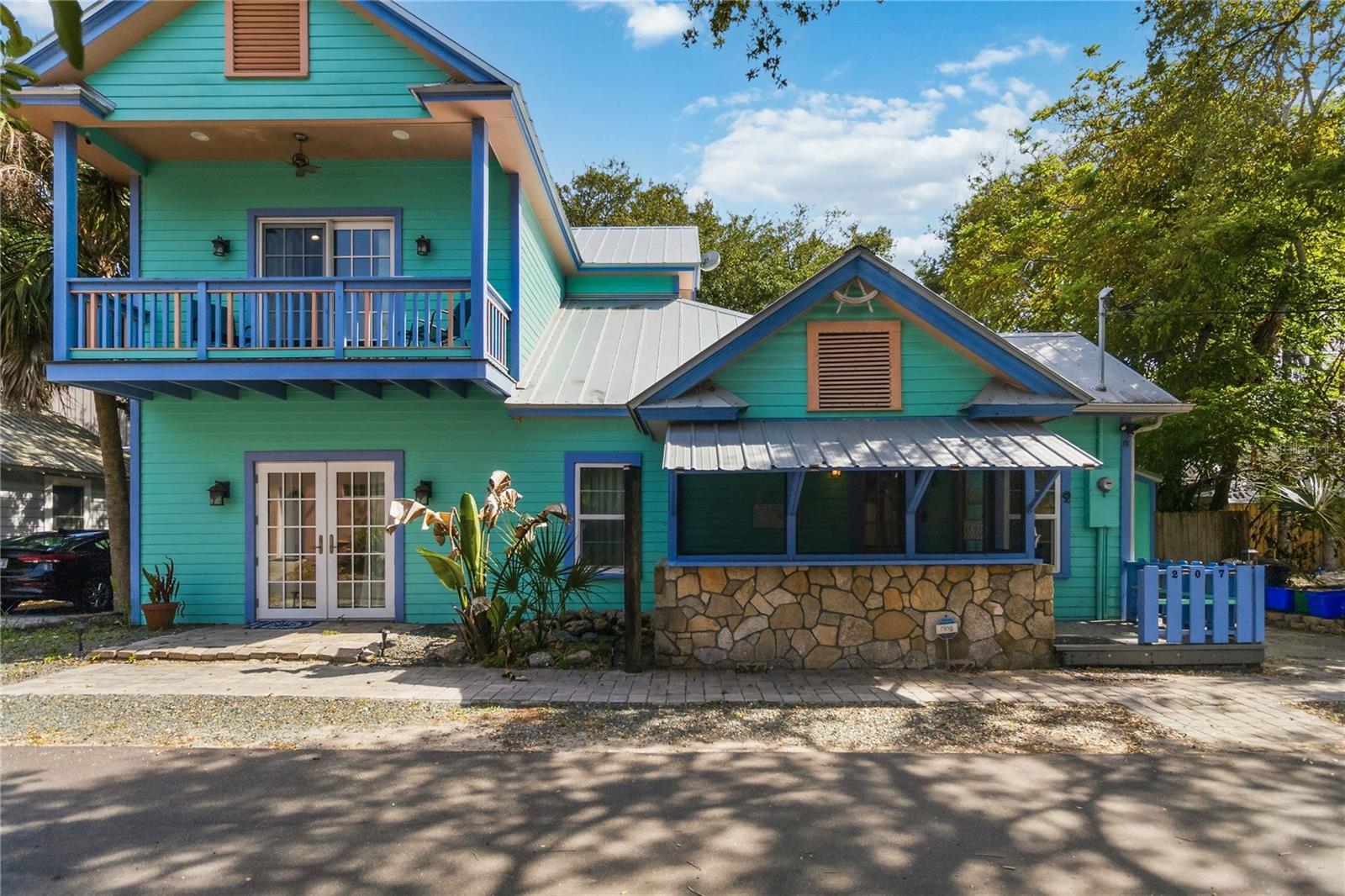 207 Esther Street — photo