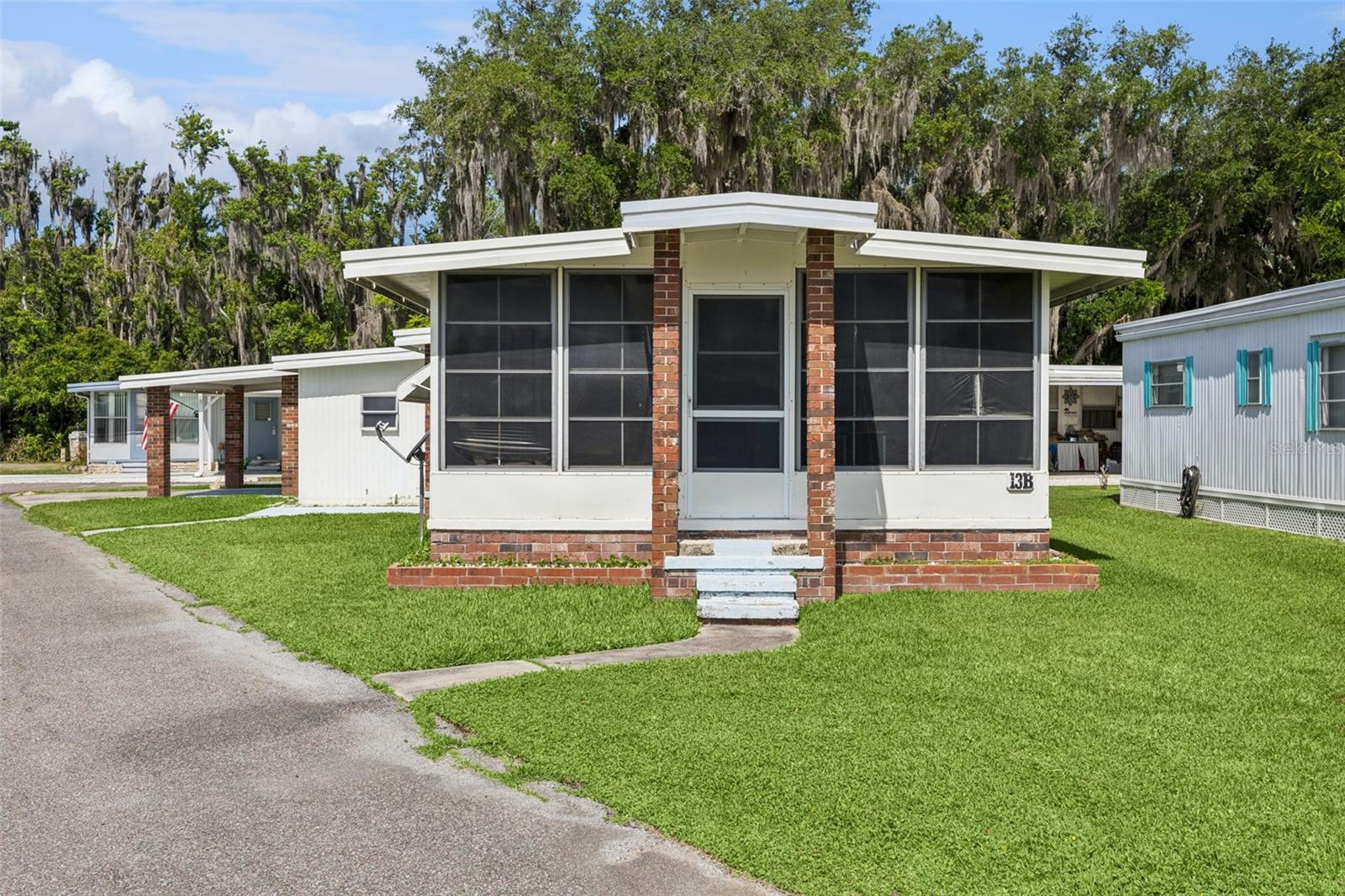 13 Cocos Plumosa Drive B — photo