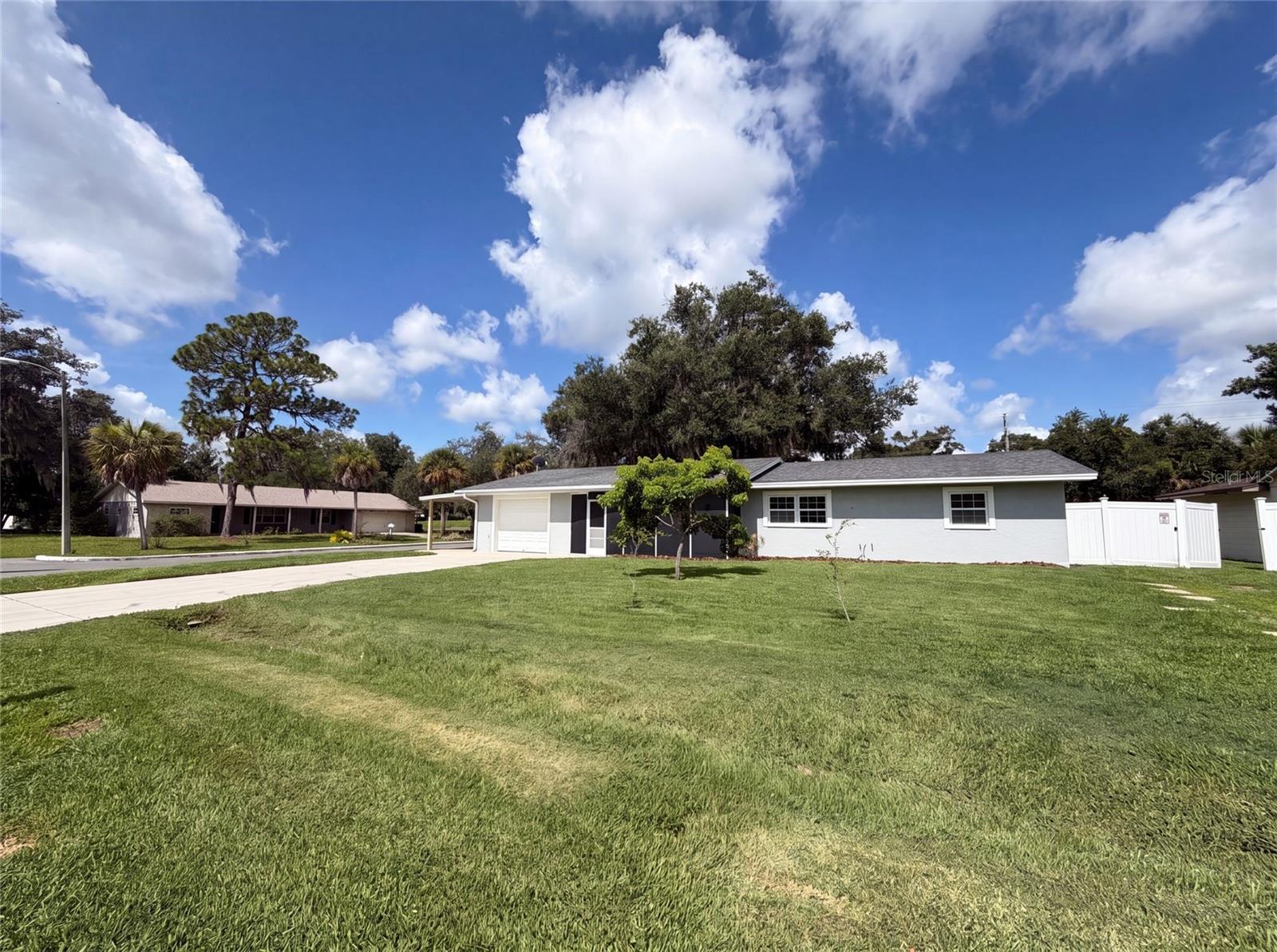1823 Lori Lane W — photo