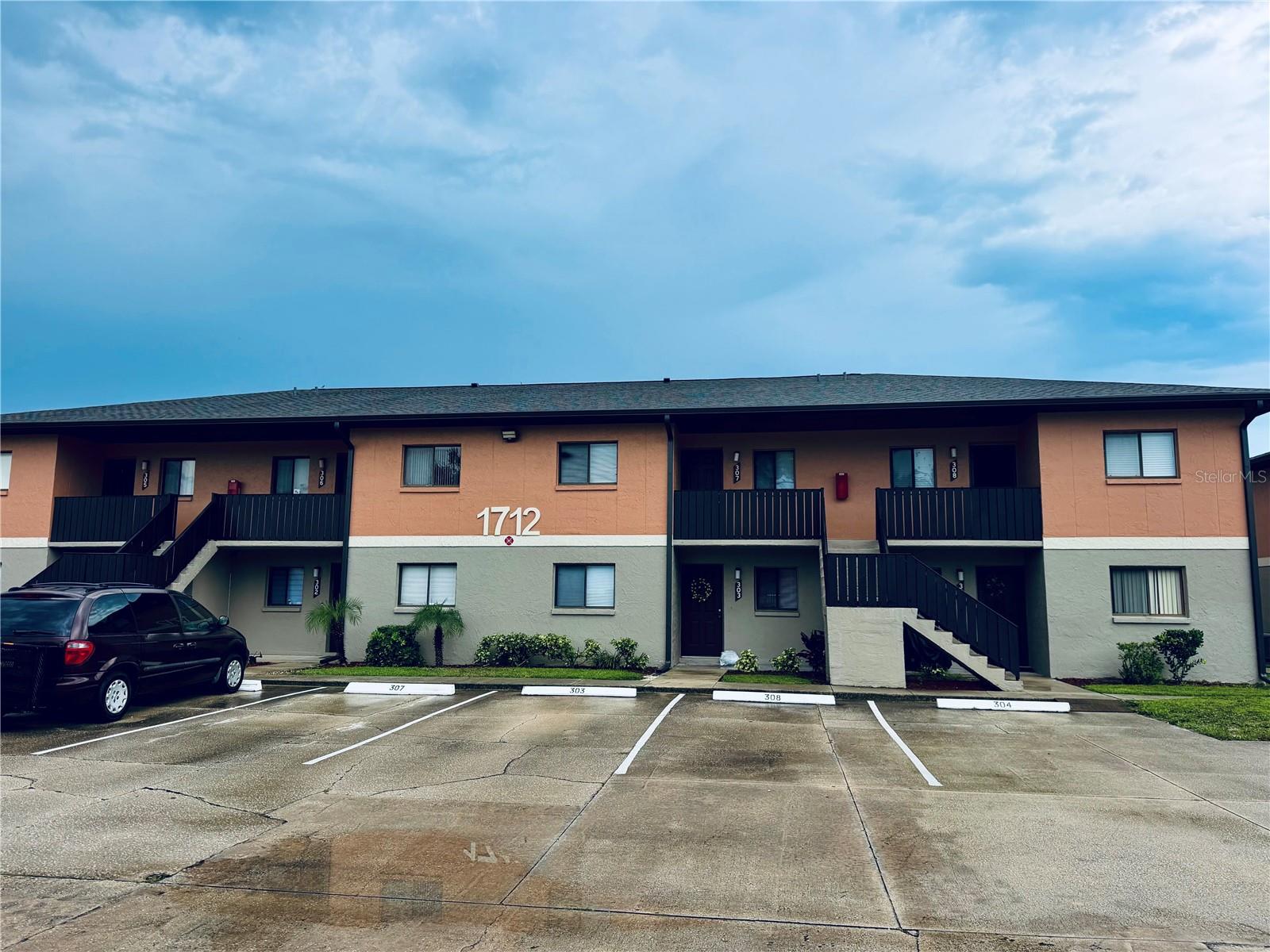 1712 University Ln 307 — photo
