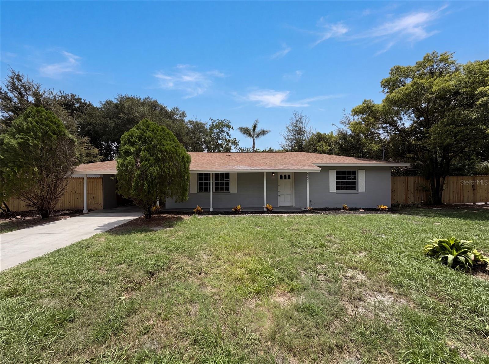 585 Hewett Drive — photo