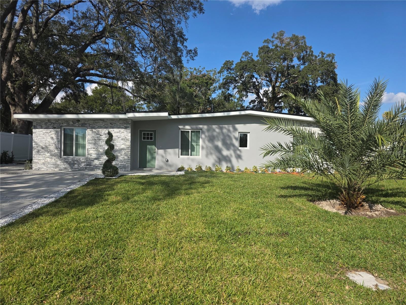1911 W Amelia Street — photo