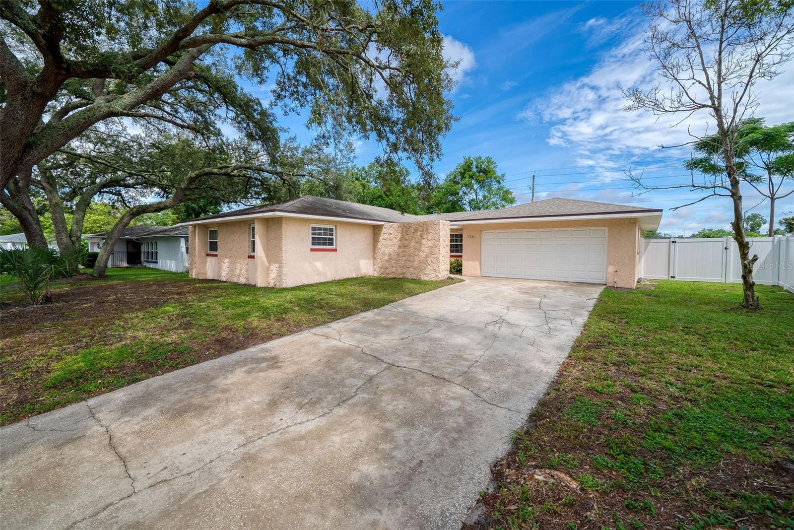 716 Laurel Way — photo