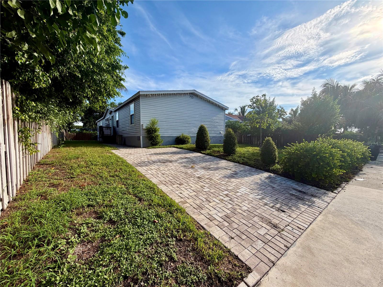 755 Ridgewood Rd — photo