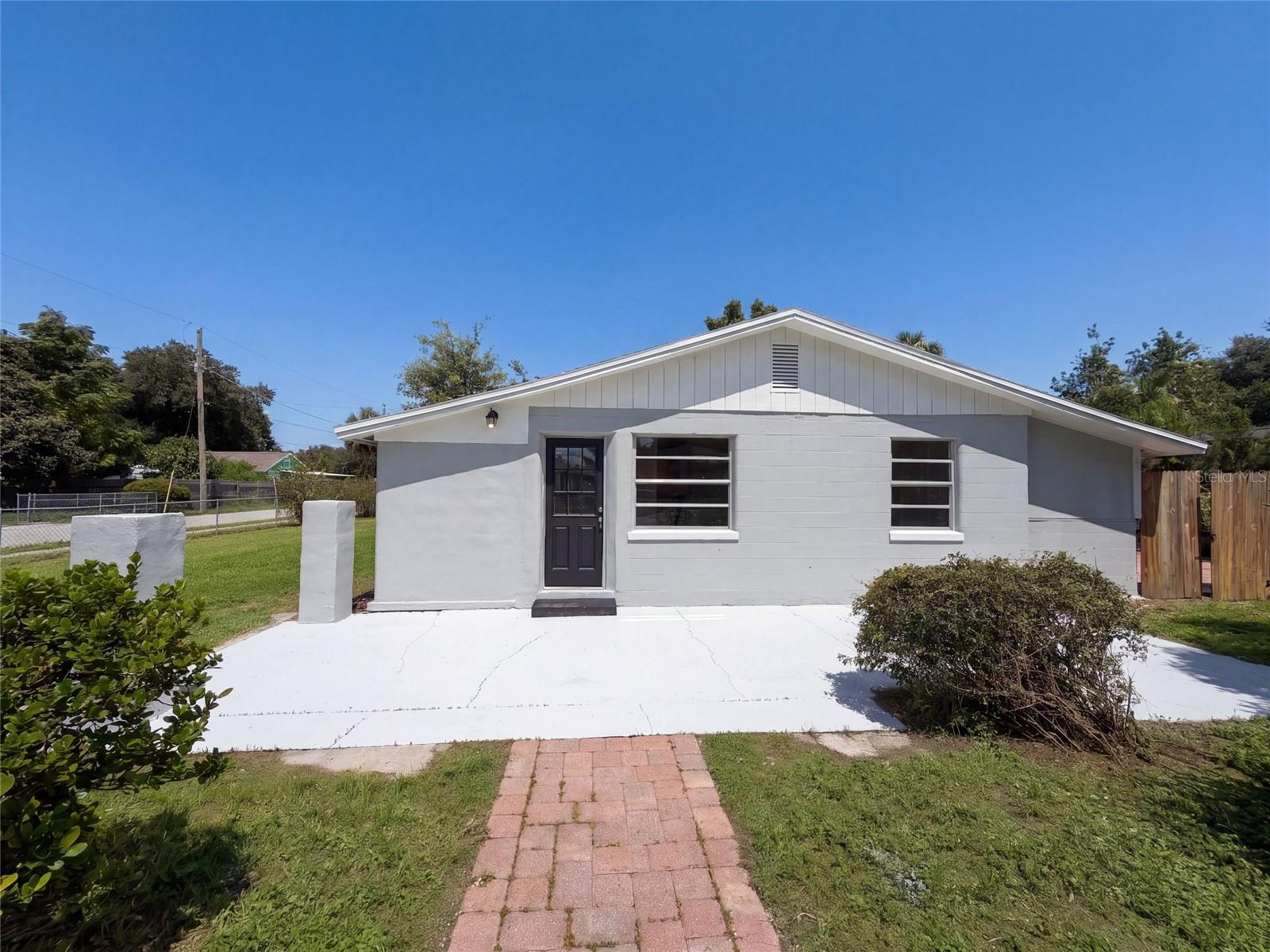 2406 E Curtis Street — photo