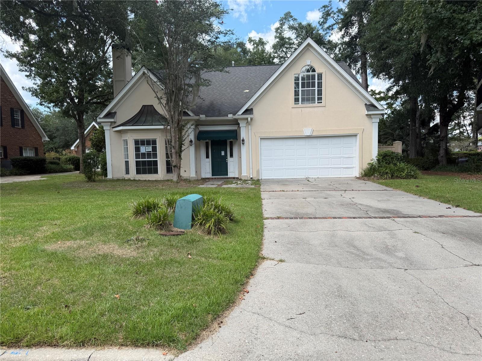 916 Hillcrest Court — photo