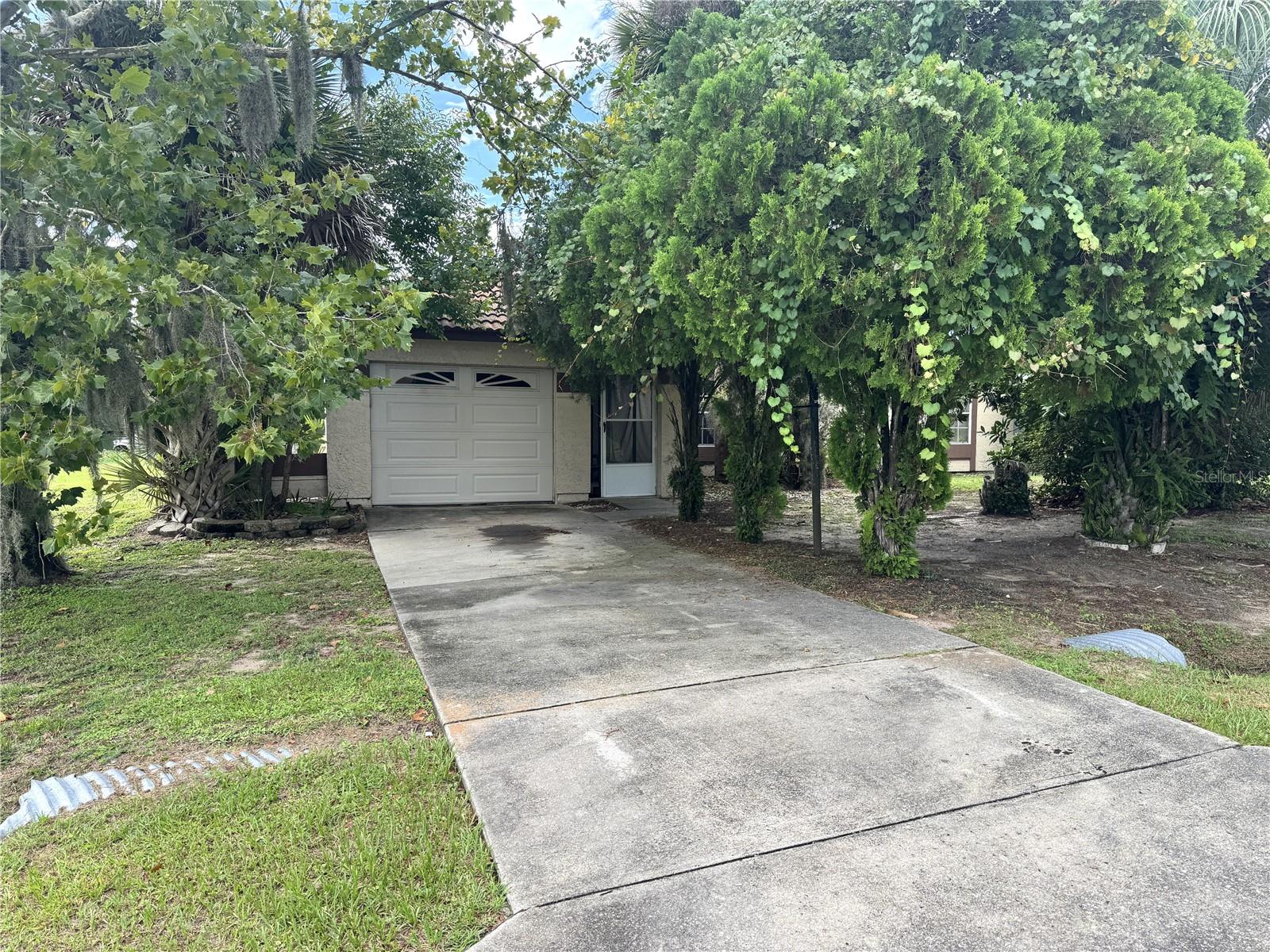 306 Oak Lane Pass — photo