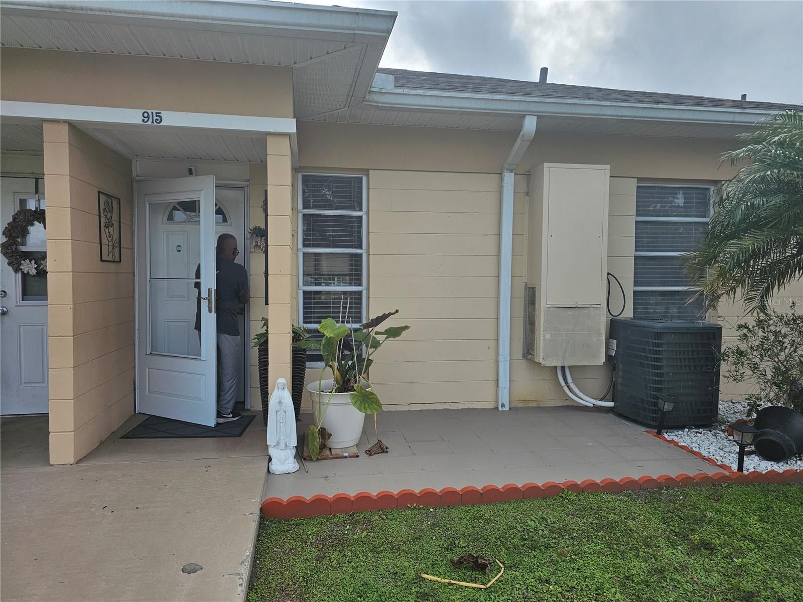 915 Club Circle — photo