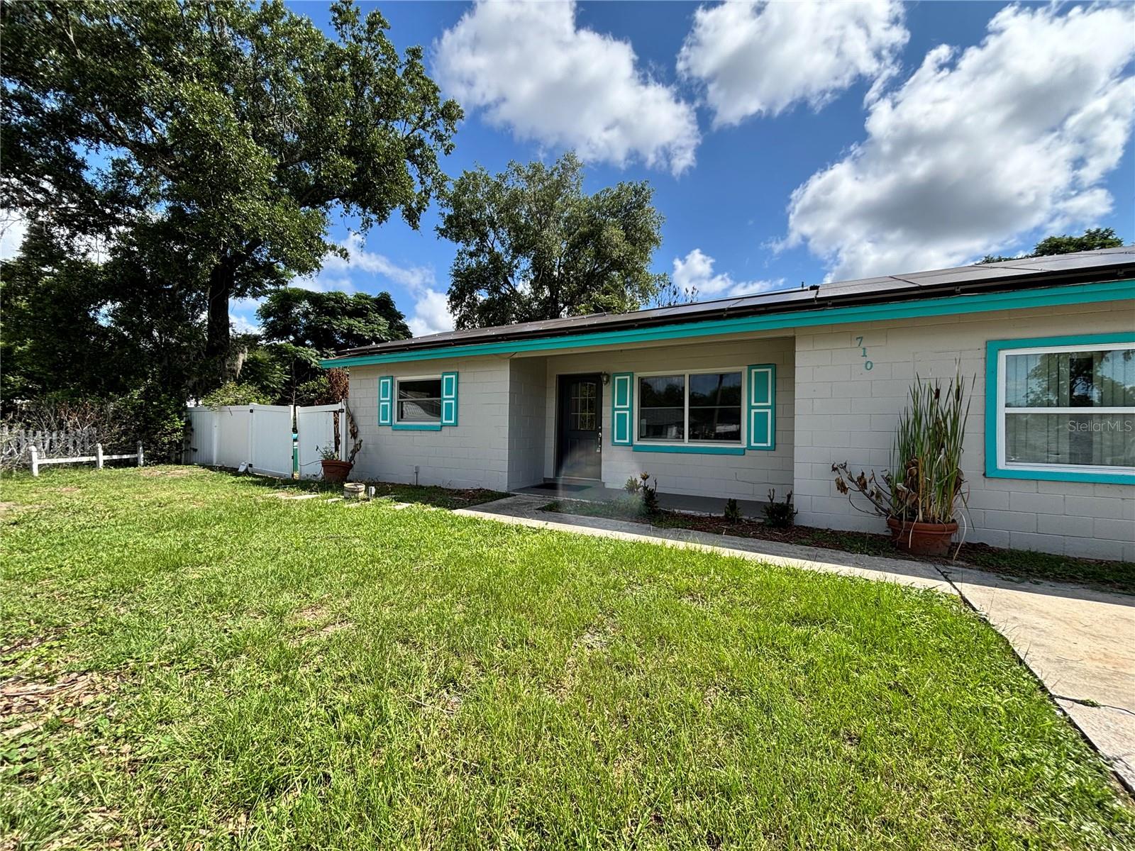 710 East Court — photo