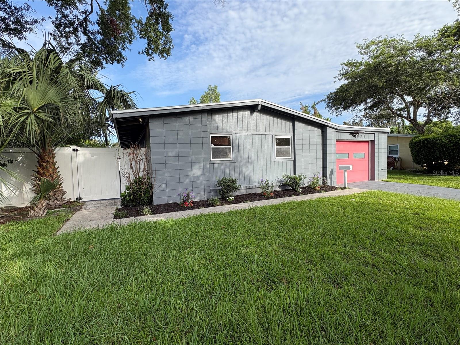 885 Carnation Drive — photo