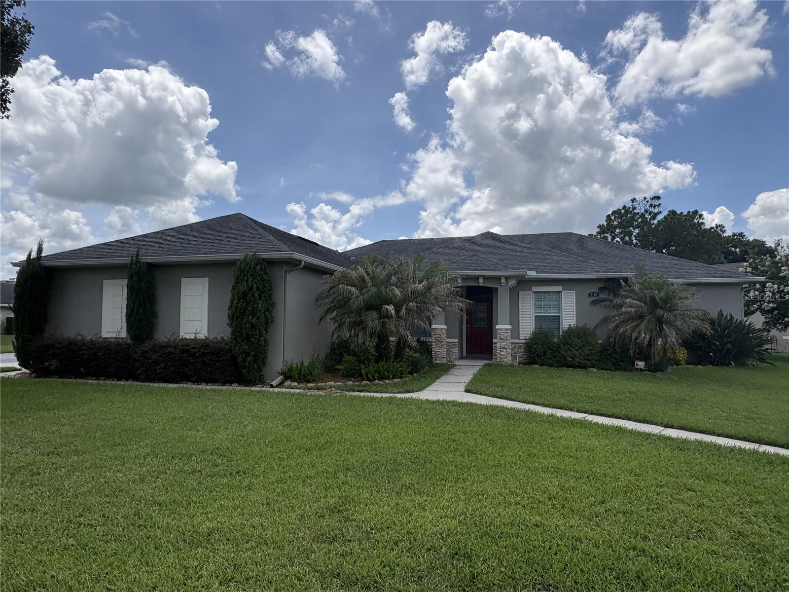 2118 Edgewater Circle — photo