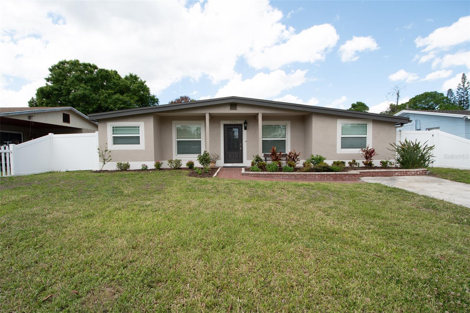 2701 Calle Street — photo