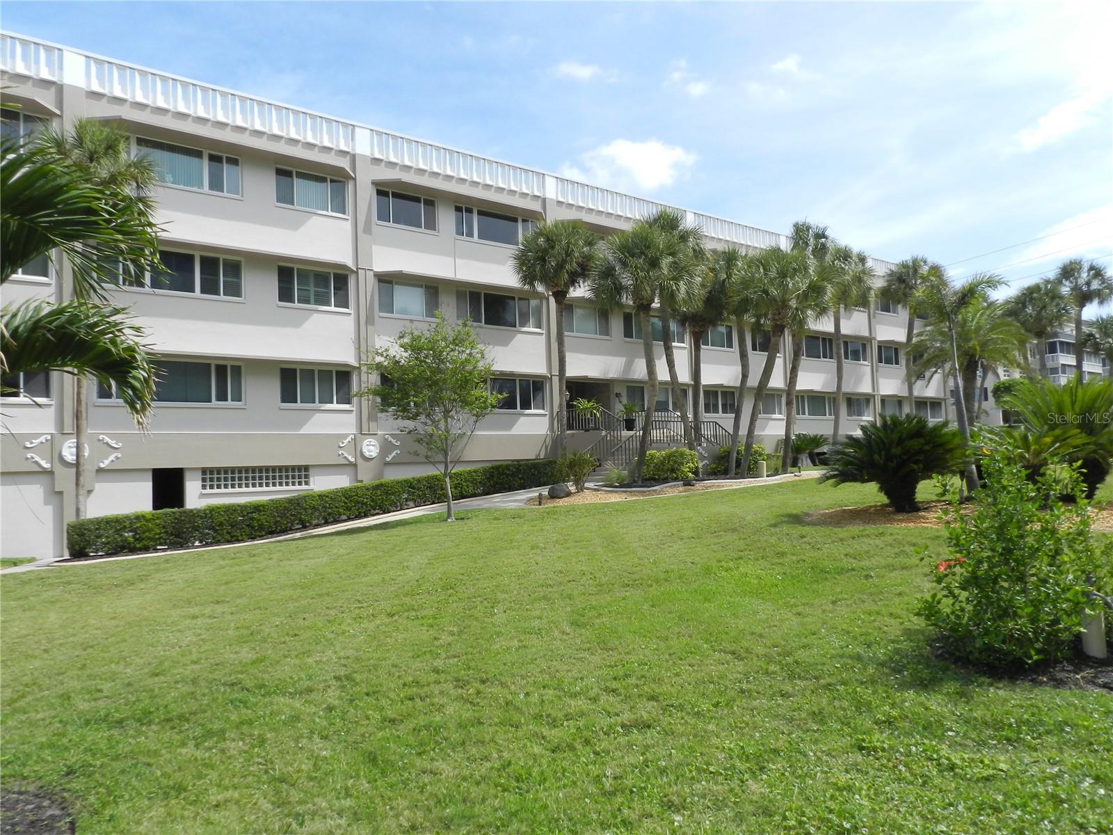 100 BLUFF VIEW DR — photo 2