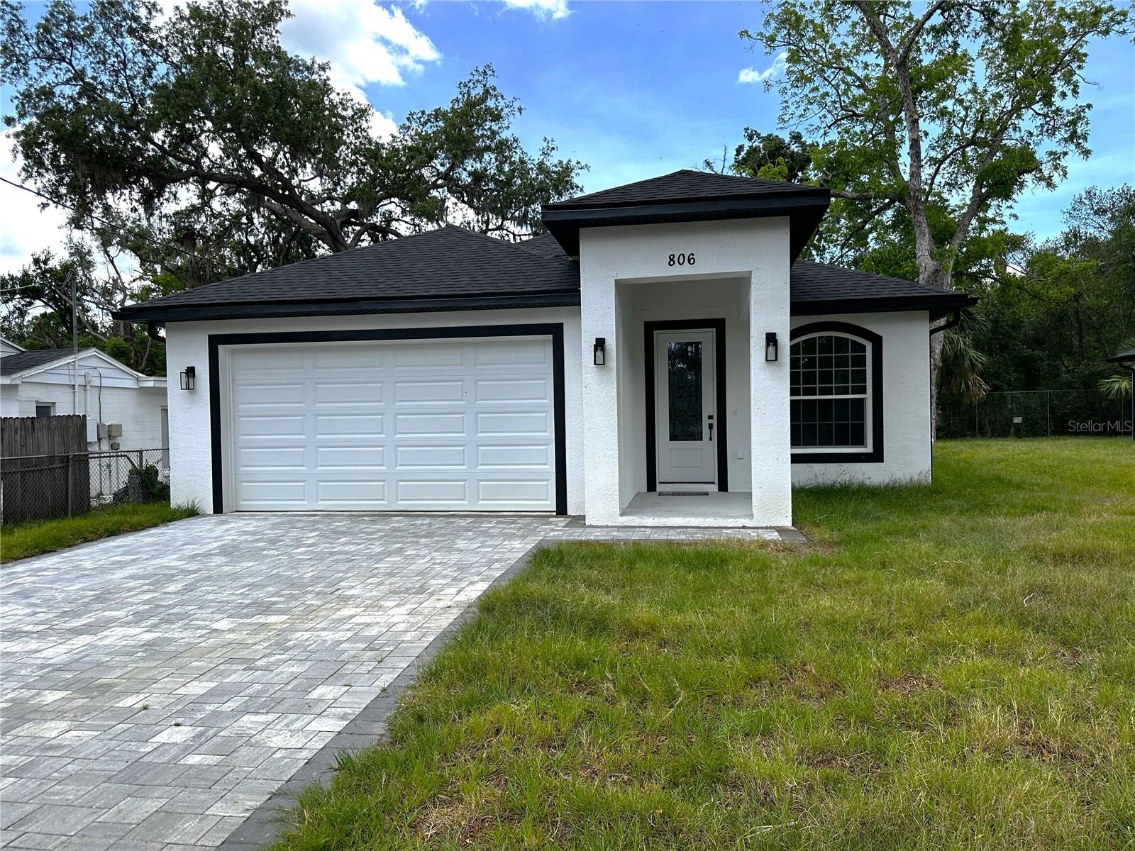 806 W Lowry Lane — photo