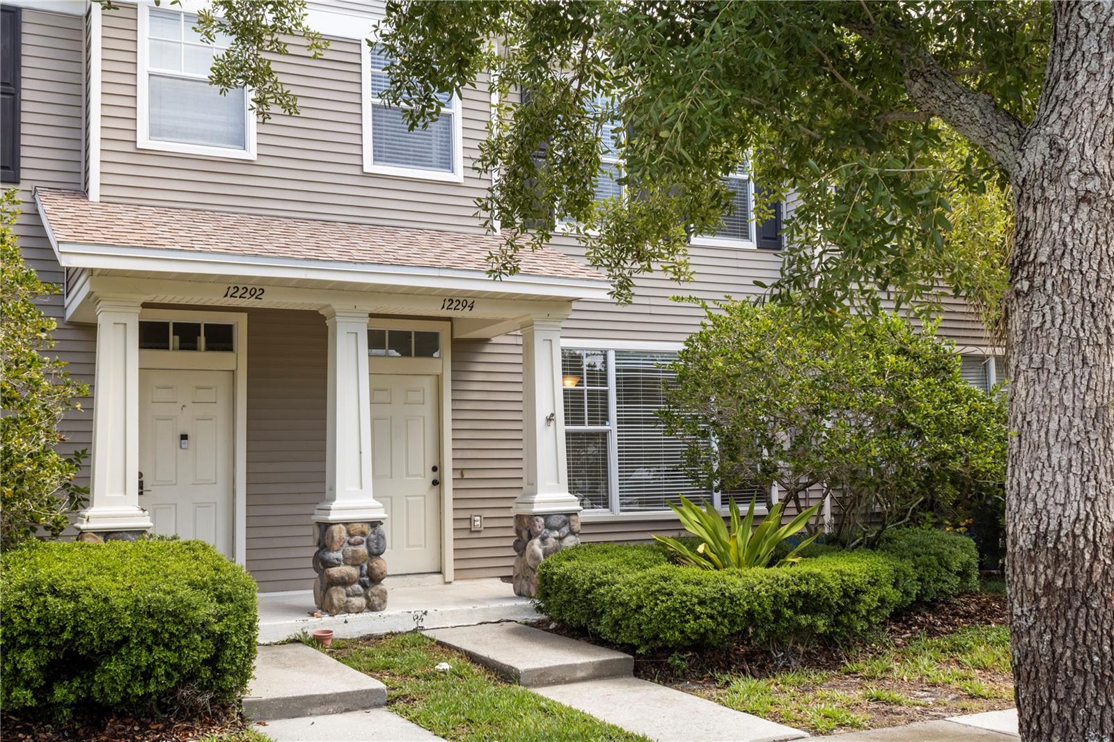 12294 Country White Circle — photo