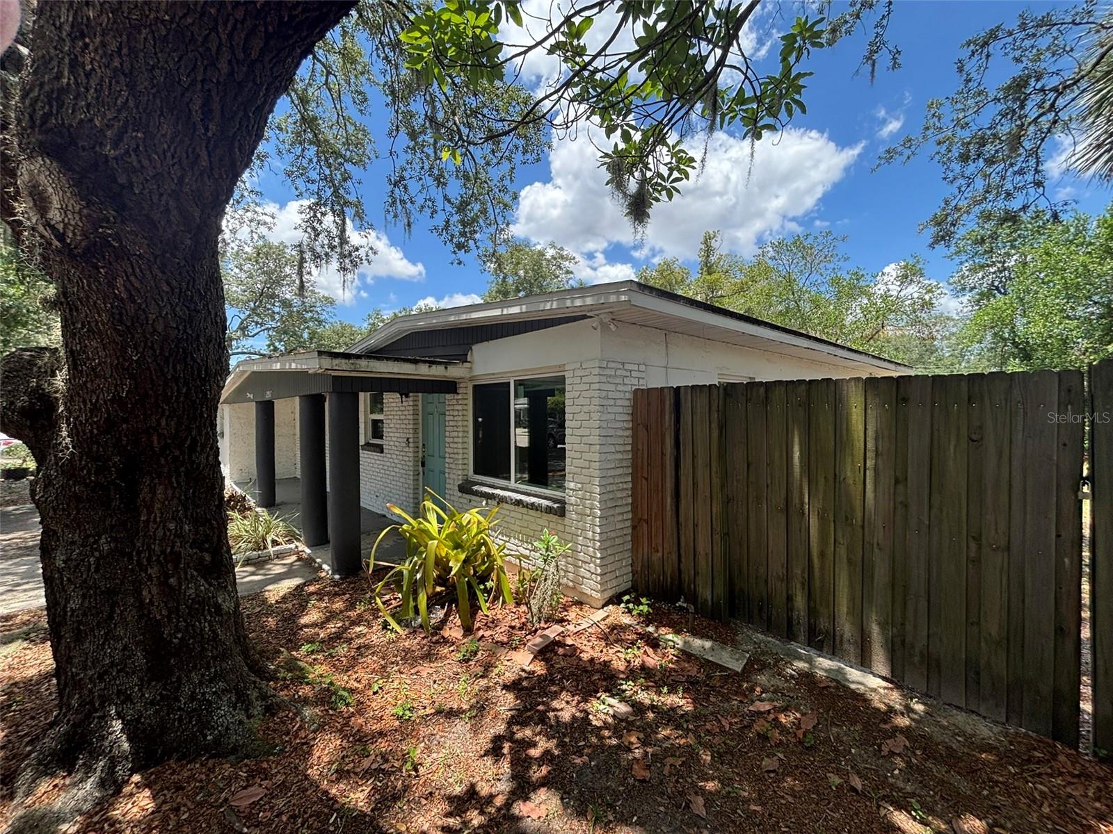 2908 E Howell Street — photo