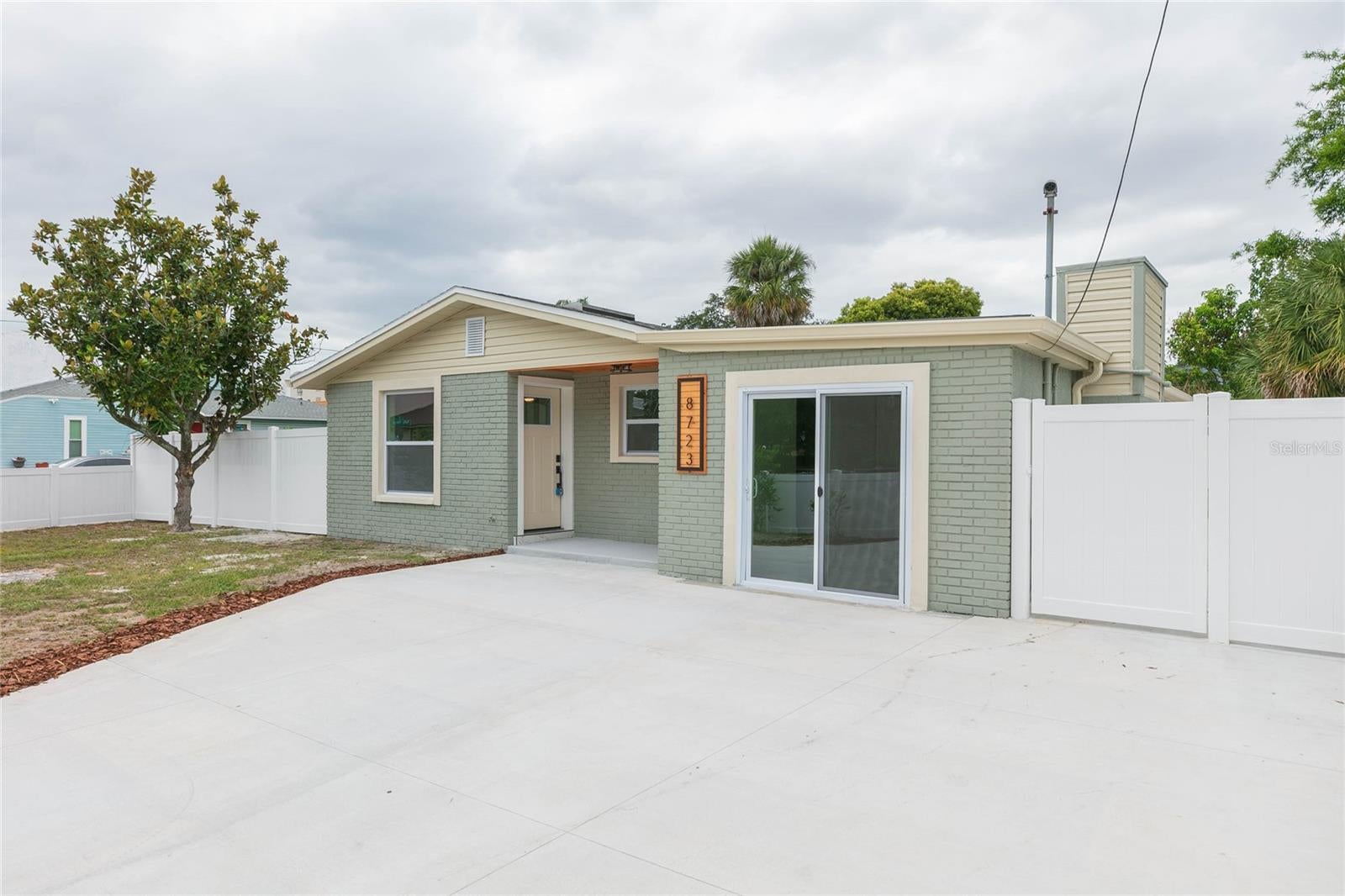 8723 N River Forest Circle — photo