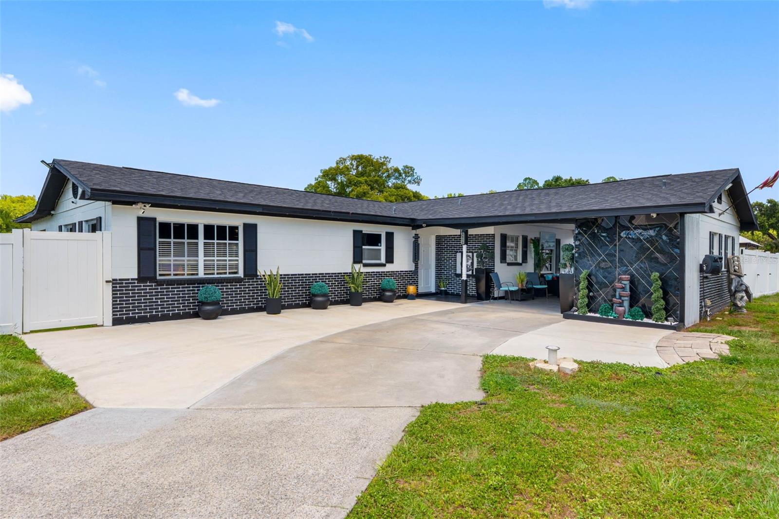 5515 Lake Le Clare Road — photo