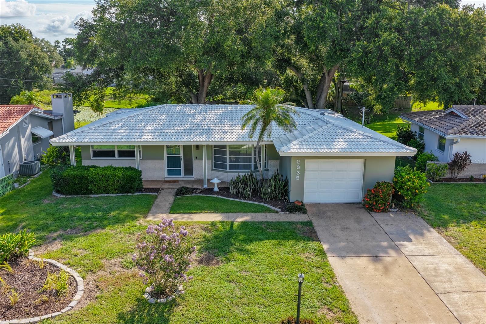 2335 Surrey Lane — photo