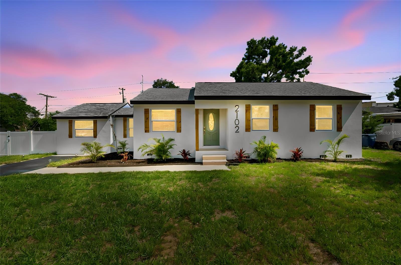 2102 W Ferris Avenue — photo