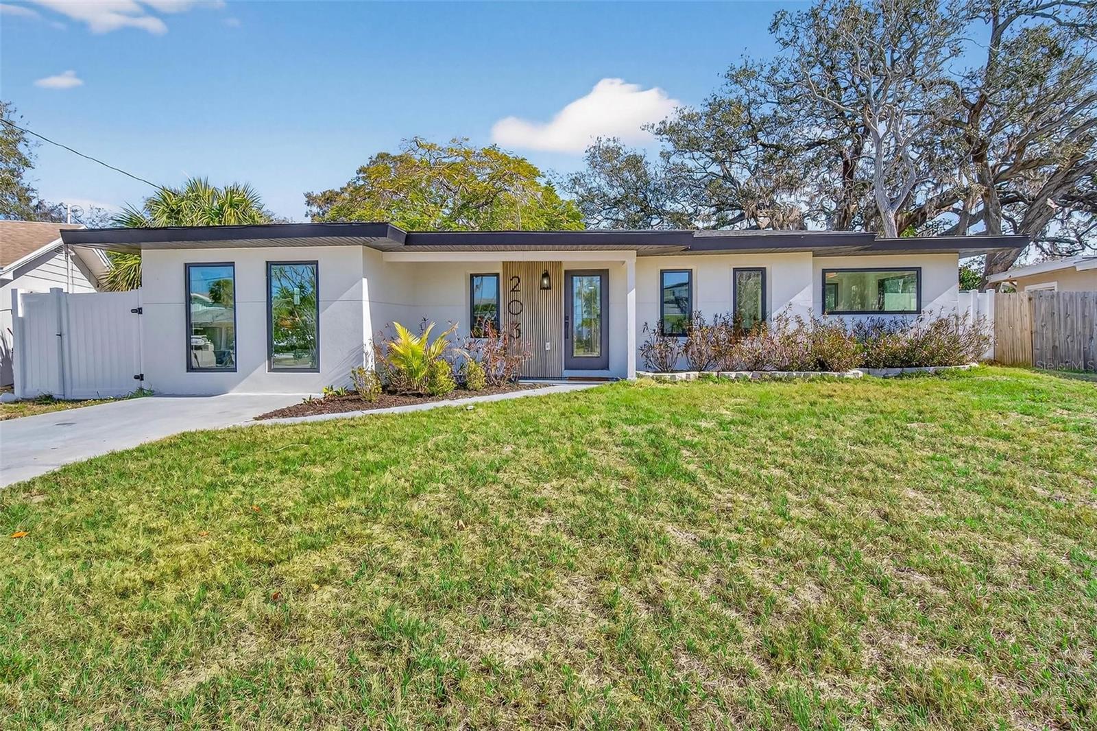 203 Driftwood Drive W — photo