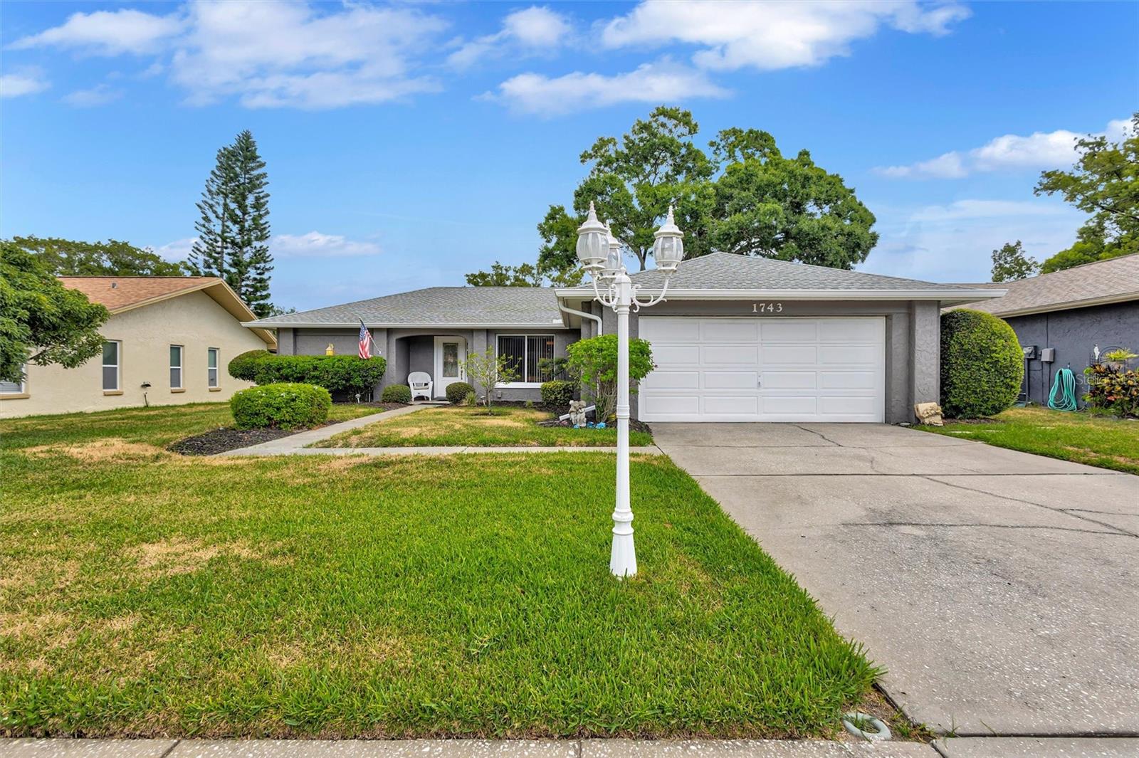 1743 Macdonnell Drive — photo