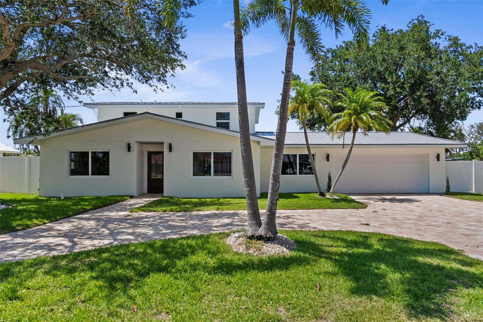 10016 Kingfisher Road E — photo
