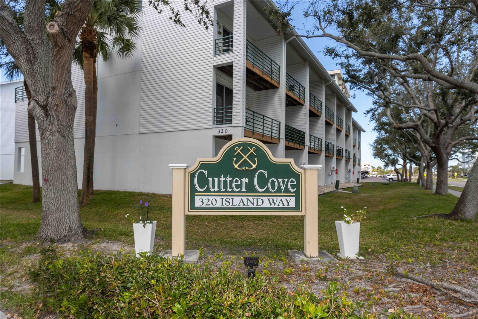 320 Island Way 605 — photo