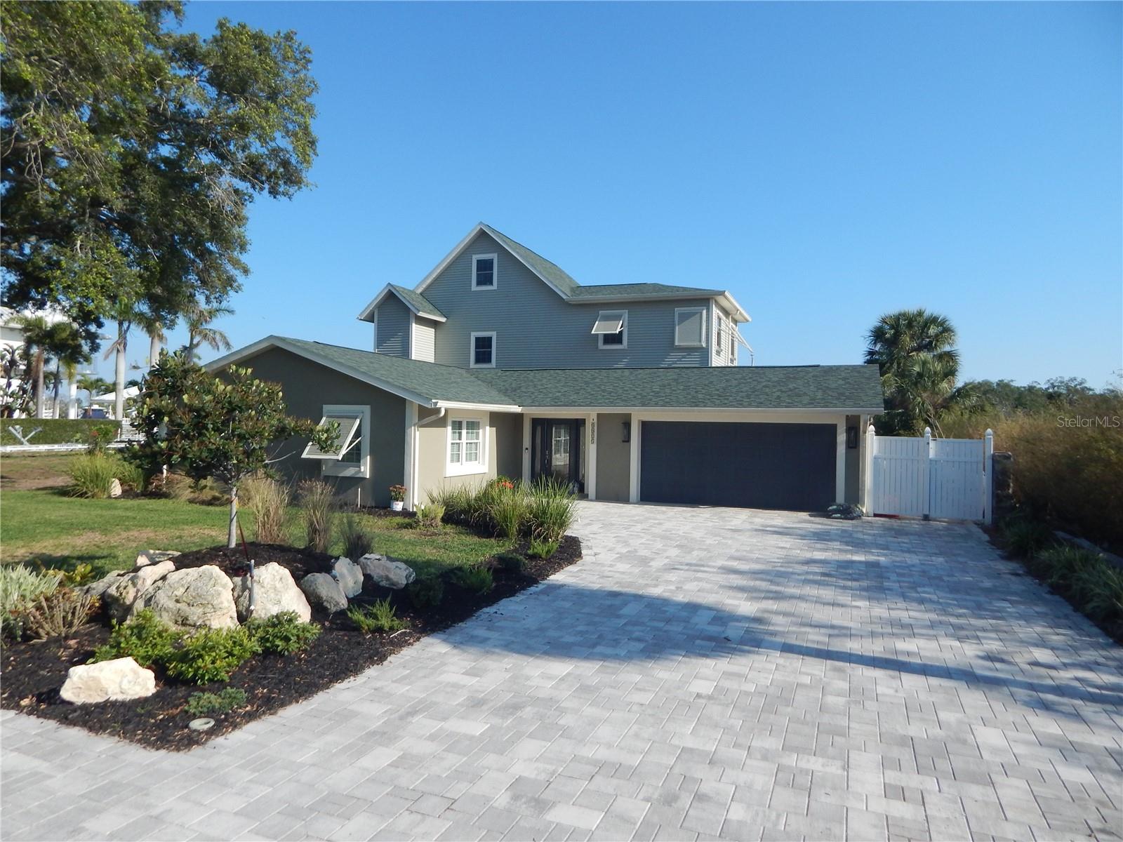 8025 Island Drive — photo