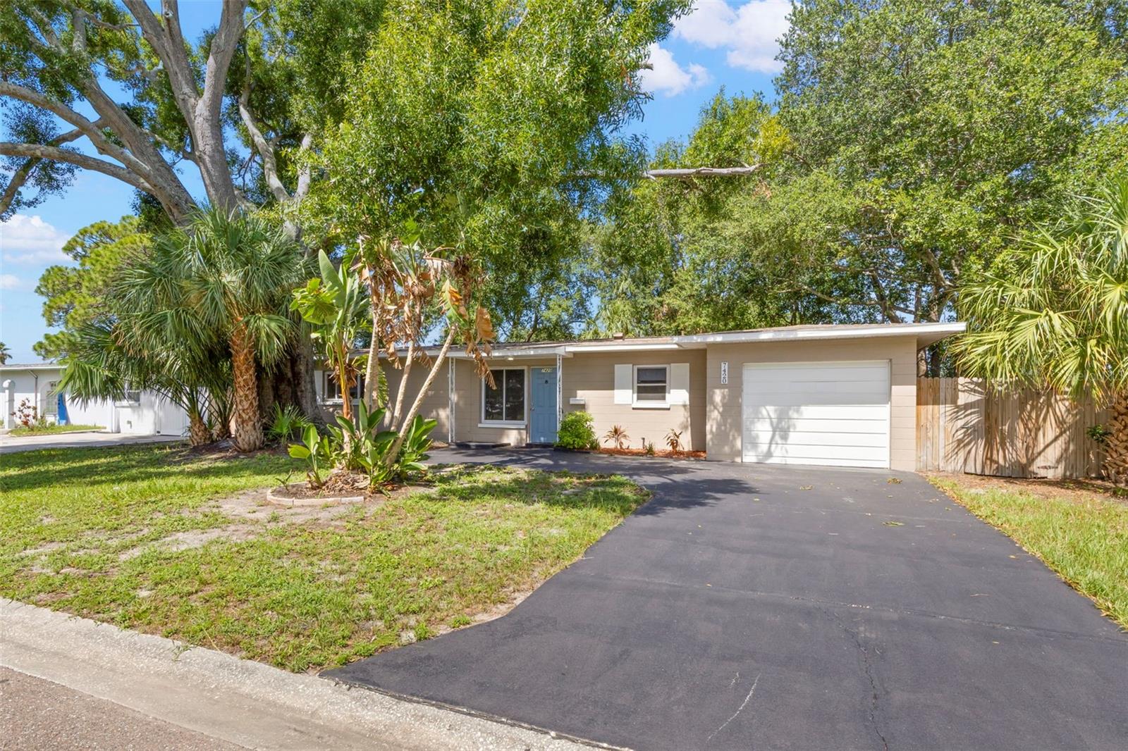 Home in ST PETERSBURG, FL 33702 — photo 2