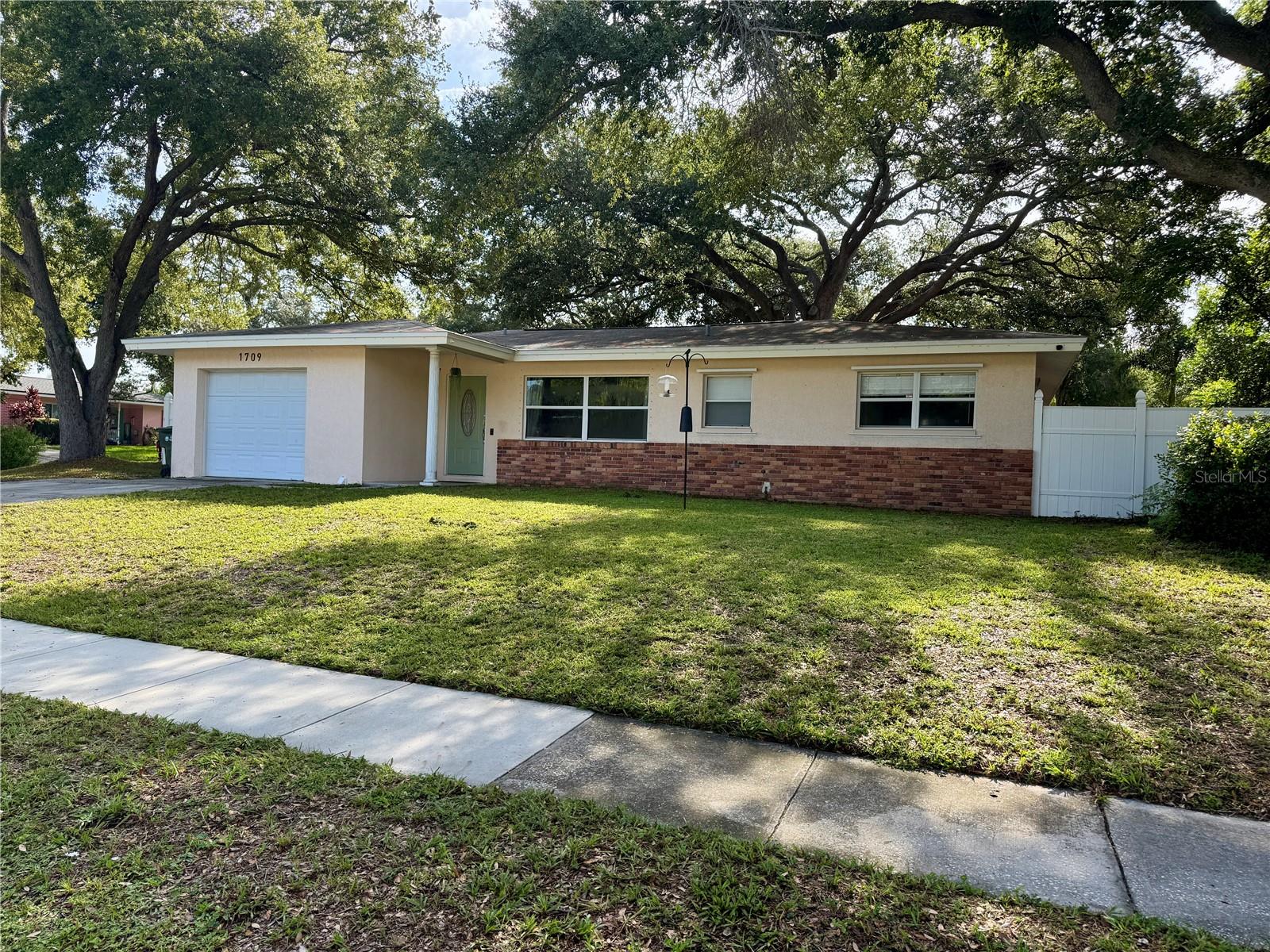 1709 Eaton Drive NE — photo