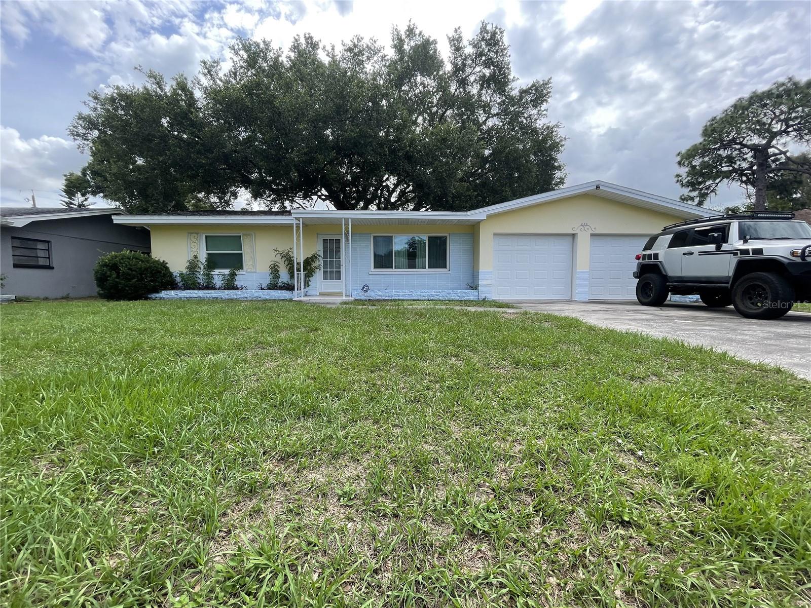 635 Deville Drive E — photo