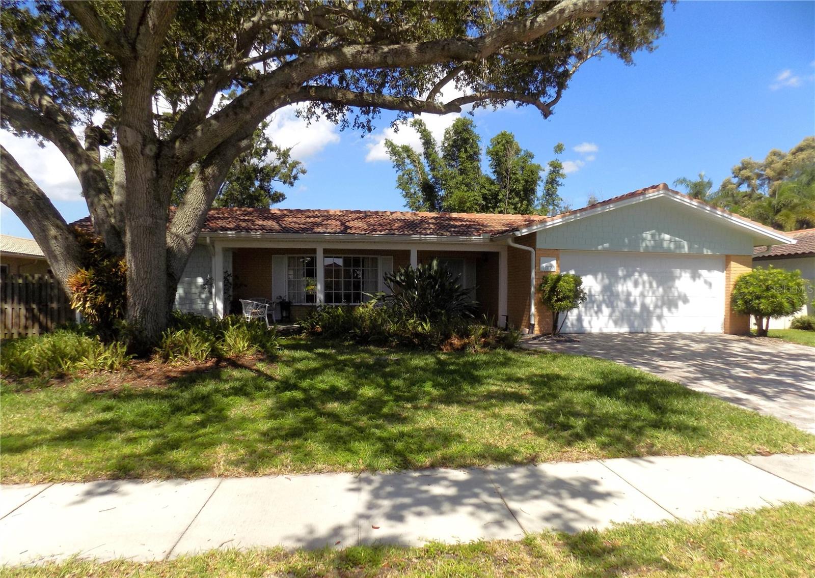 1874 Wateroak Drive W — photo