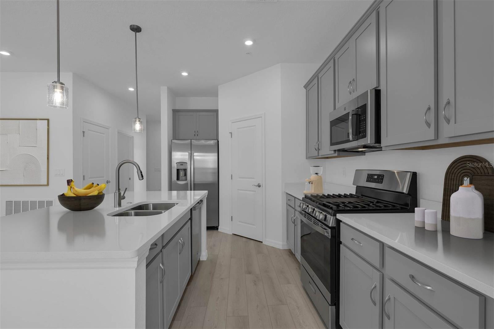 Home in WESLEY CHAPEL, FL 33543 — photo 2
