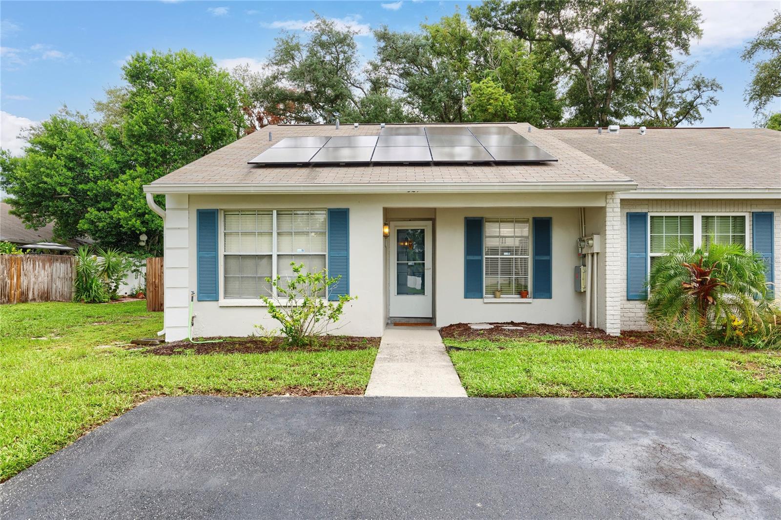 321 Dover Court E — photo