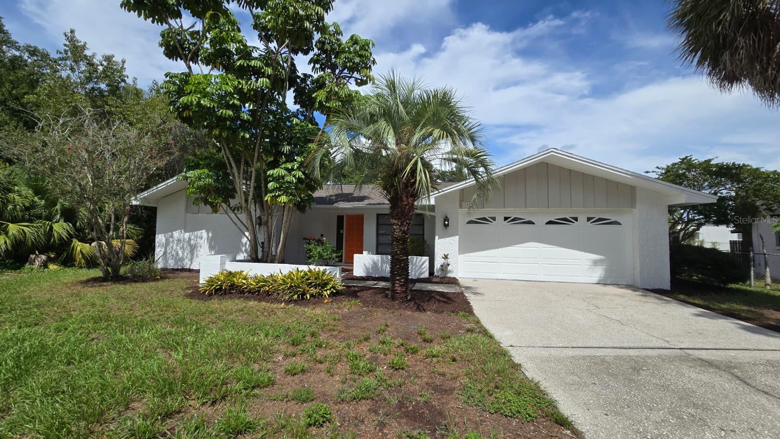 1381 Forest Lawn Court — photo