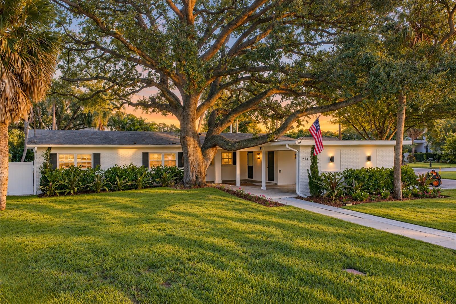 214 S Treasure Drive — photo