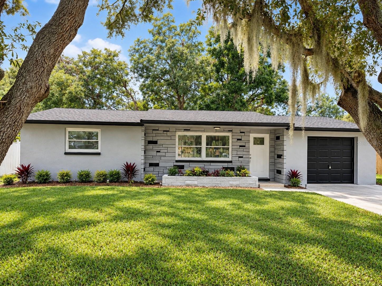 6220 Maplewood Drive — photo