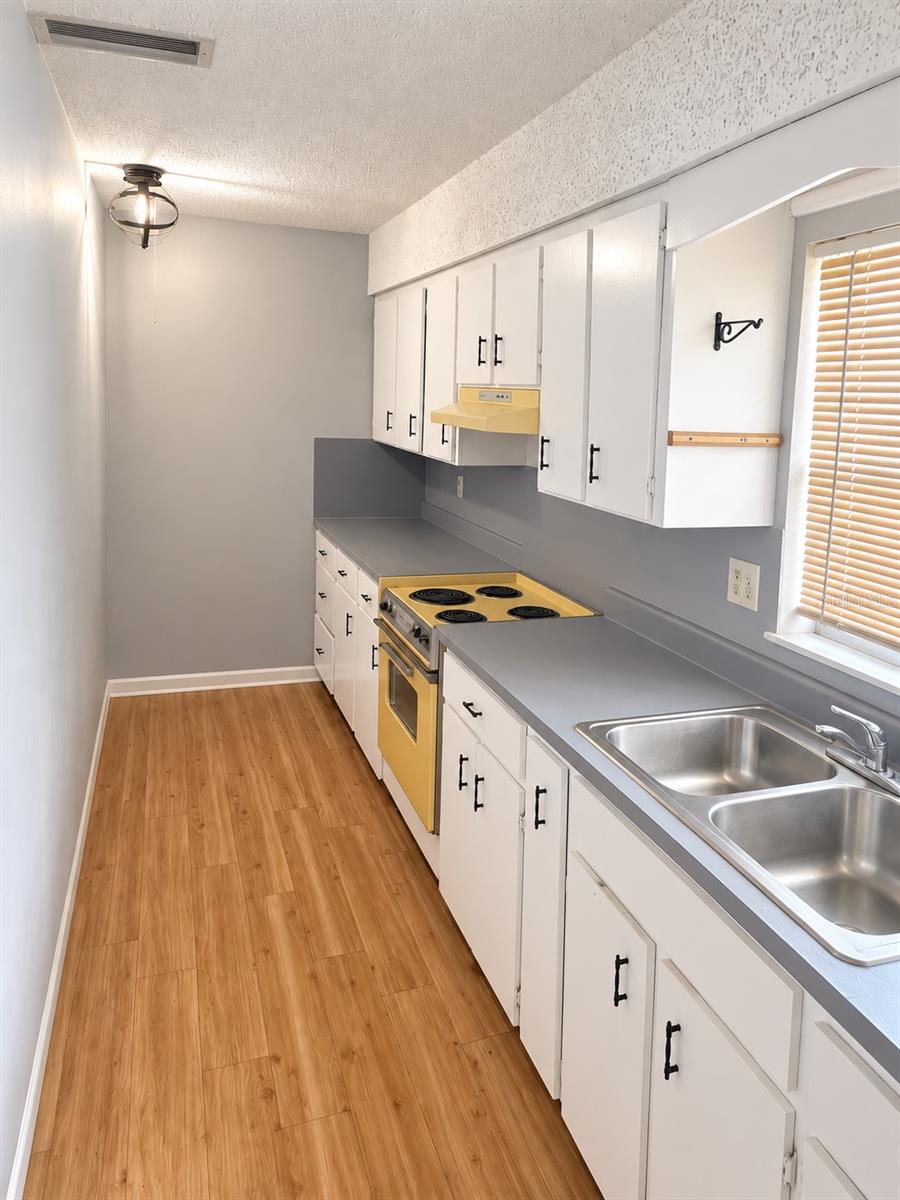 1521 E MEMORIAL BLVD — photo 3