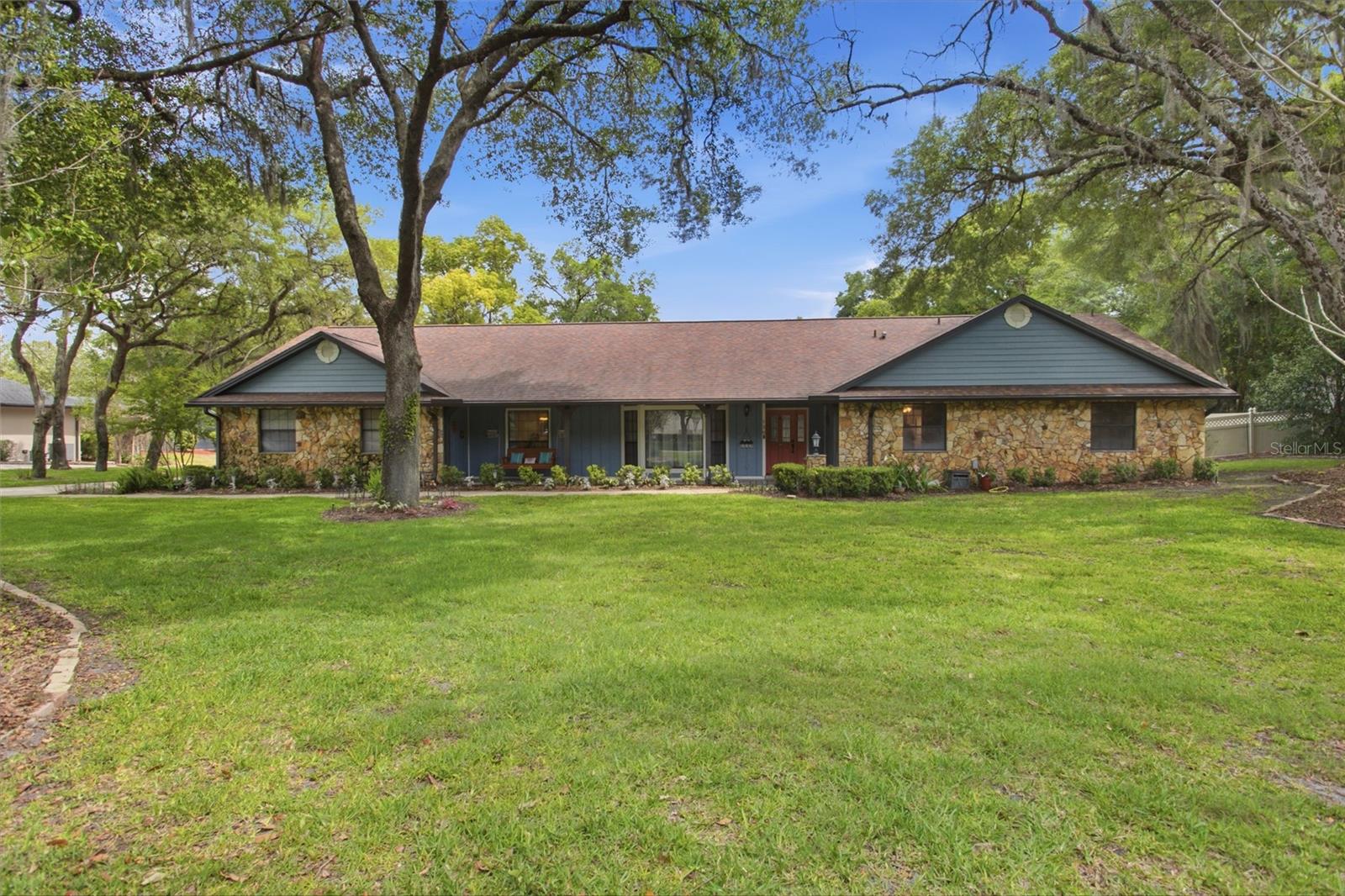 128 W Greentree Lane — photo